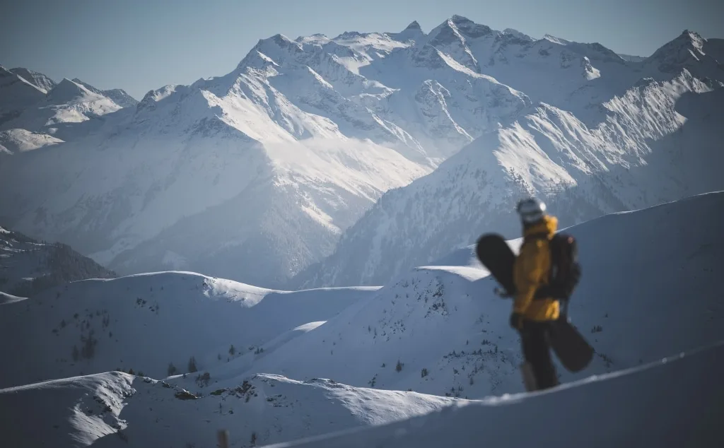 Snowboarder am Berg Snowboarder am Berg