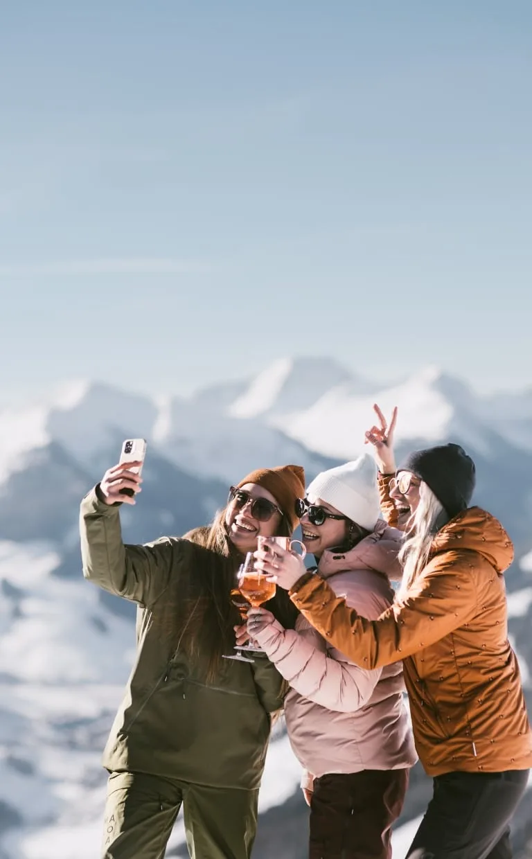 Spaß unter Freuden beim Skifahren Spaß unter Freuden beim Skifahren