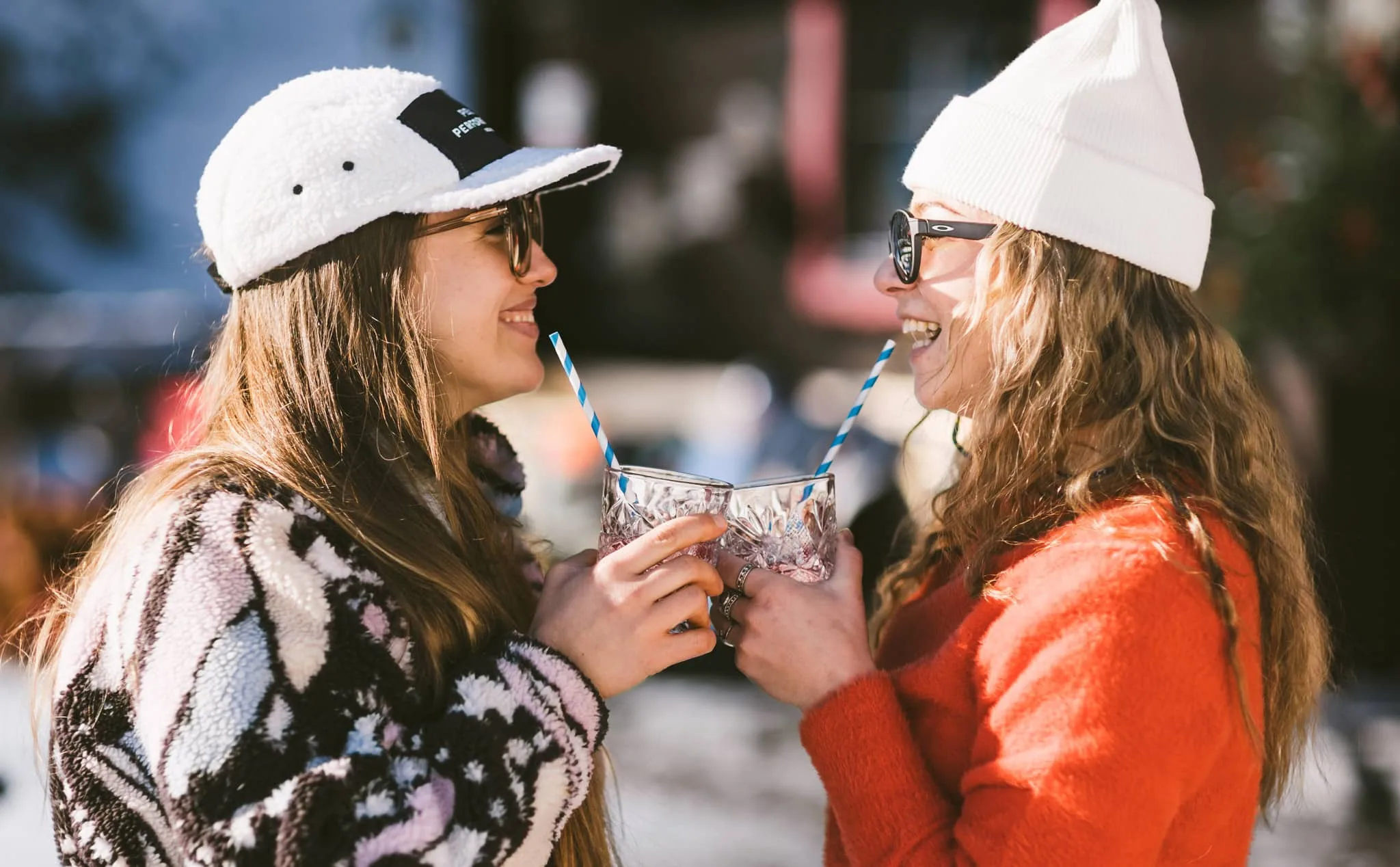 8308 Zwei Frauen trinken gemeinsam Getränke