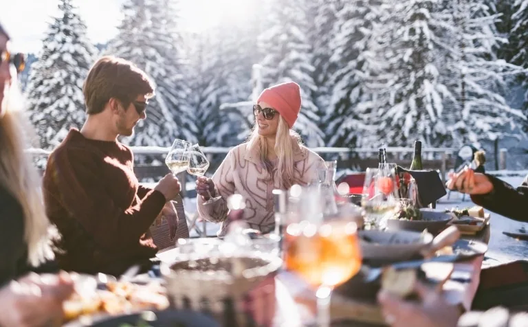 Zeit mit Freunden beim Après-Ski in Saalbach Hinterglemm Zeit mit Freunden beim Après-Ski in Saalbach Hinterglemm