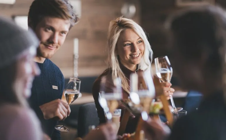Sekt beim Après-Ski in Saalbach Hinterglem Zwei Personen trinken Sekt