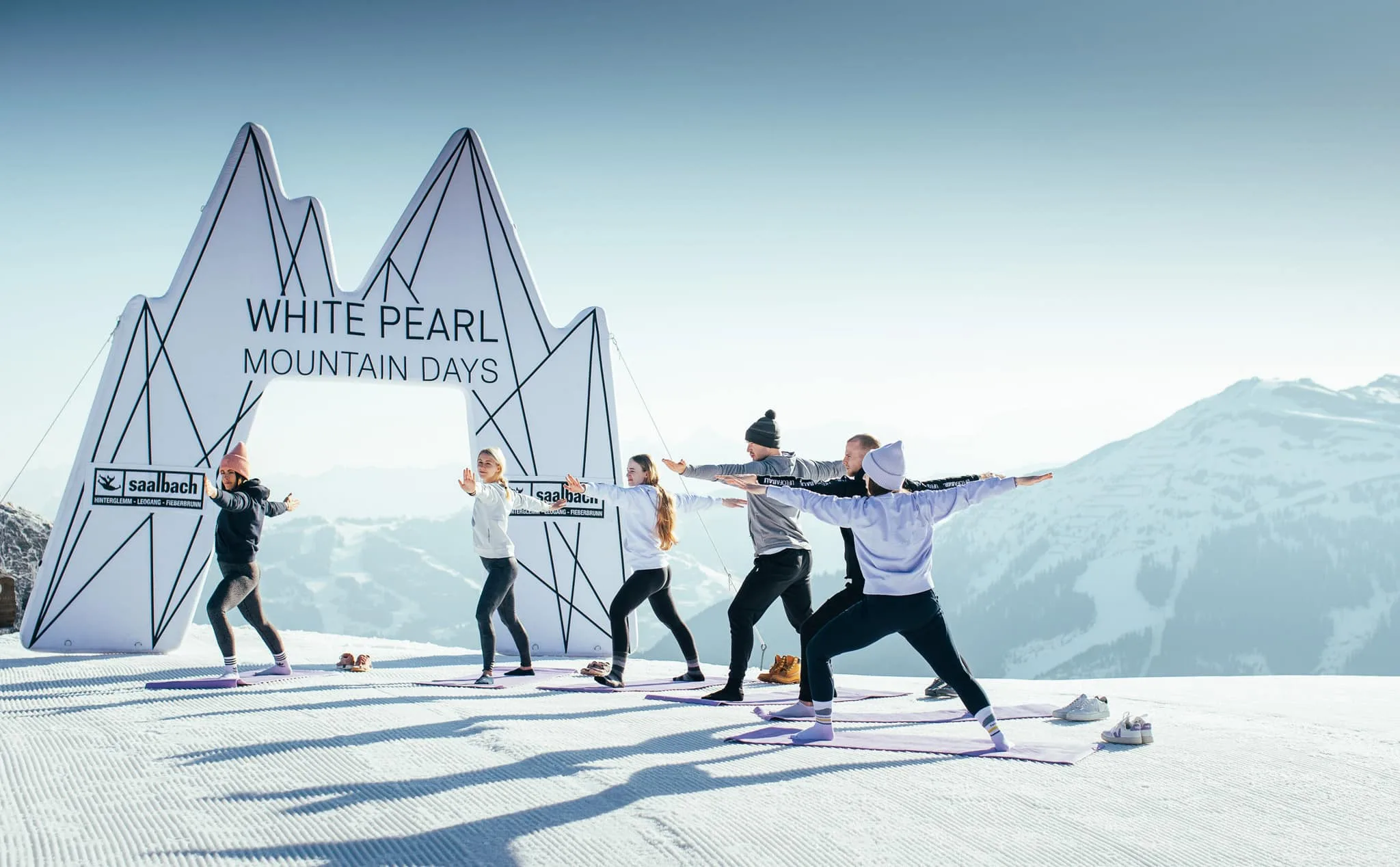 8342 Sechs Personen machen Yoga im Schnee