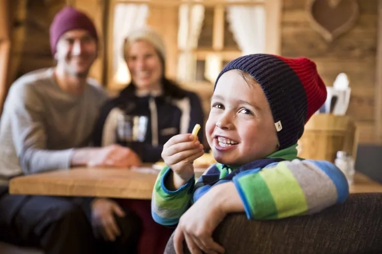 Mit der Familie im Restaurant im Skicircus Saalbach Hinterglemm Mit der Familie im Restaurant im Skicircus Saalbach Hinterglemm