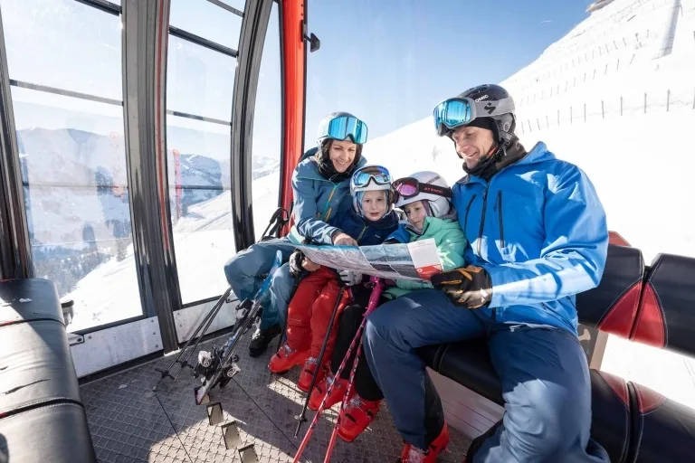 In der Gondel in Saalbach Hinterglemm Eine Familie in der Gondel in Saalbach Hinterglemm