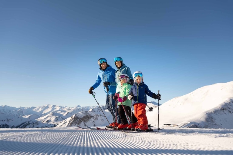 Family Shooting, Saalbach Eine 4-köpfige Familie auf den Pisten im Salzburger Land