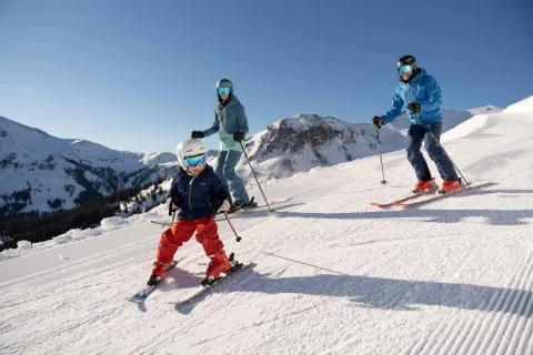 Eine Familie auf der Piste in Saalbach Hinterglemm Eine Familie auf der Piste in Saalbach Hinterglemm