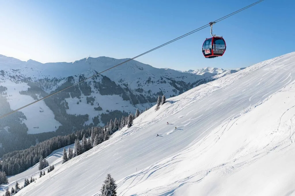 Skifahren auf den Pisten in Saalbach Hinterglemm Skifahren auf den Pisten in Saalbach Hinterglemm