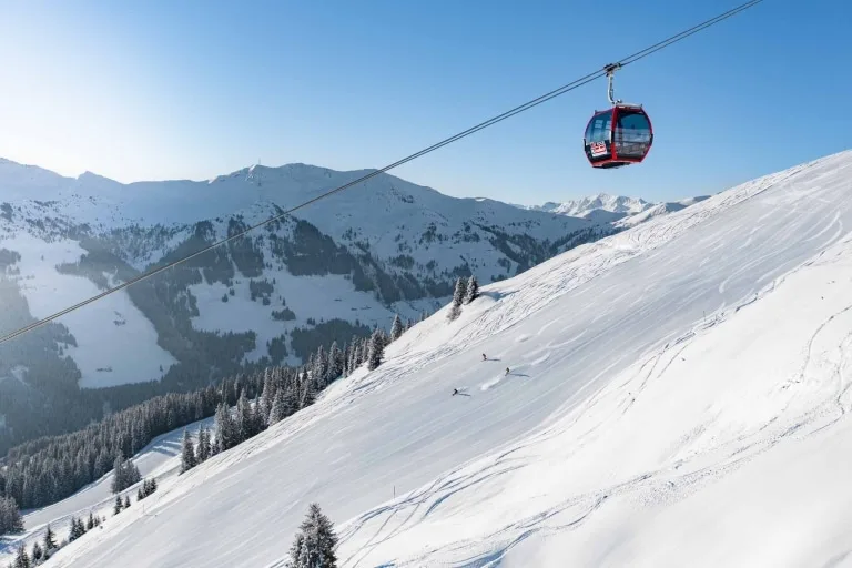 Skifahren auf den Pisten in Saalbach Hinterglemm Skifahren auf den Pisten in Saalbach Hinterglemm