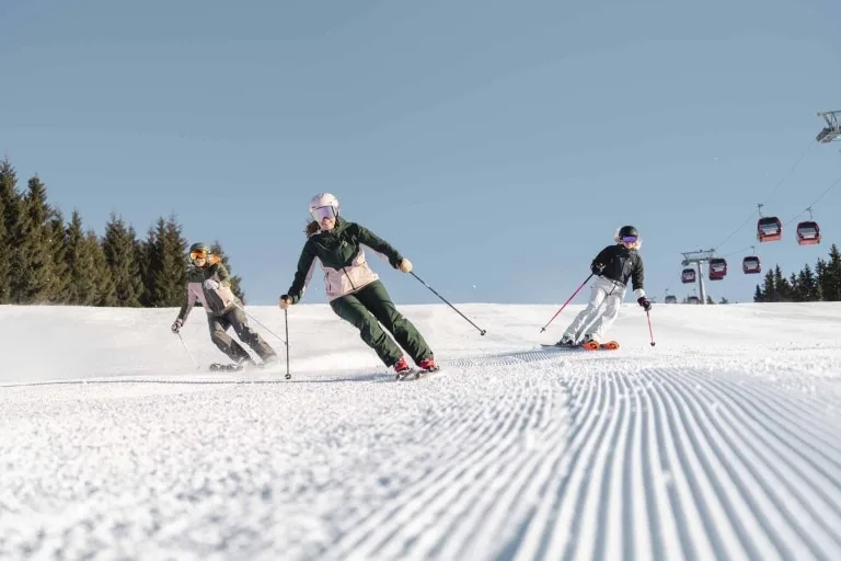 Sonnenskilauf im Skicircus Saalbach Hinterglemm Leogang Fieberbrunn Sonnenskilauf im Skicircus Saalbach Hinterglemm Leogang Fieberbrunn