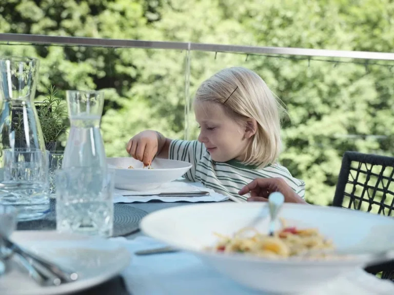 Mittagessen mit Kind Kind isst die Pasta mit den Fingern