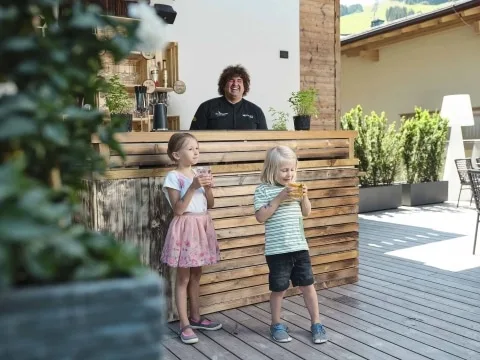 Kinder bei der Außenbar Kinder bei der Außenbar mit Getränken