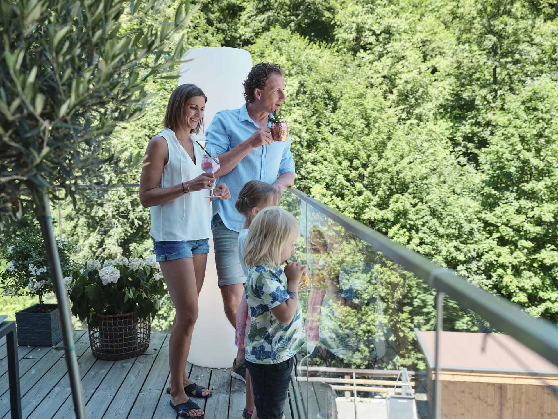 Familie genießt Getränke auf der Terrasse