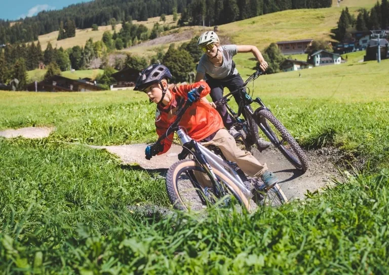 Learn to Ride Park 2022 Eine Mama mit ihrem Sohn im Learn to Ride Park