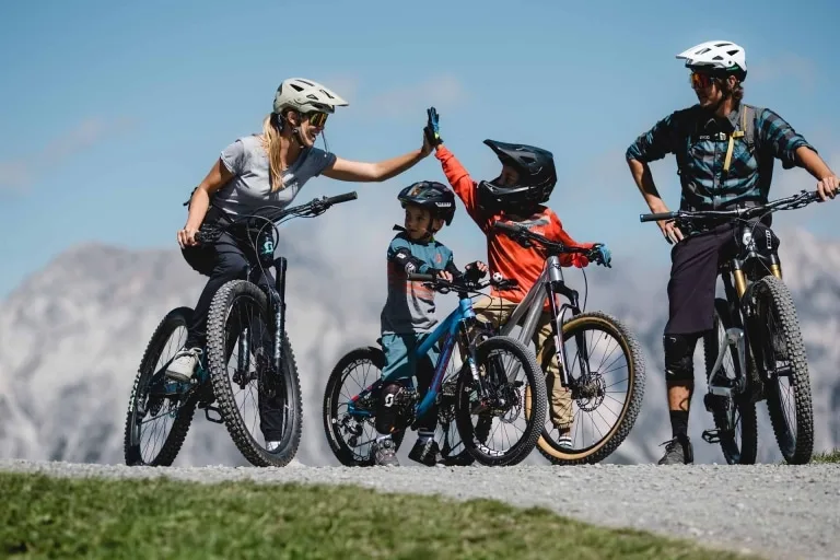 Panorama-Line Familie (4) Eine Familie beim biken, die sich eine High-Five geben.