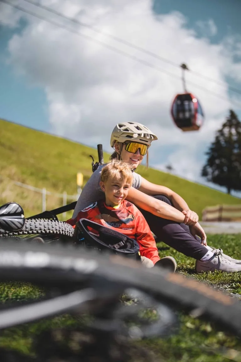 Panorama-Line Familie (7) Dame mit Kind macht Pause vom Biken