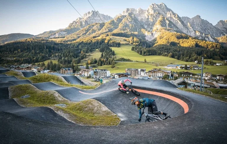 Epic Bikepark Leogang Zwei Biker auf der Übungsstrecke