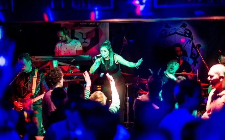 Dutchweek Saalbach Band auf Bühne mit Publikum davor