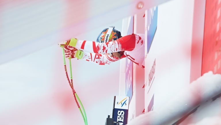 Skifahrer im Starthaus bei einem FIS ALPINE Skirennen