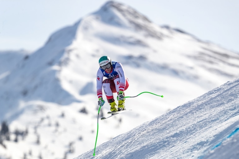 Profi-Skifahrer bei Sprung auf Rennstrecke