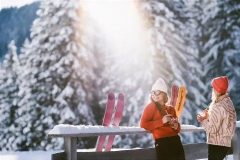 Kulinarik _ Culinary (1) 2 Damen machen Pause vom Skifahren