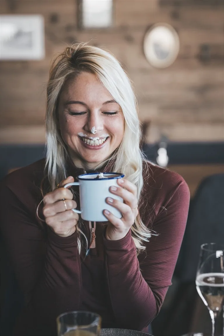 Kulinarik _ Culinary (2) Dame trinkt aus weißer Tasse und hat Sahne auf der Nase