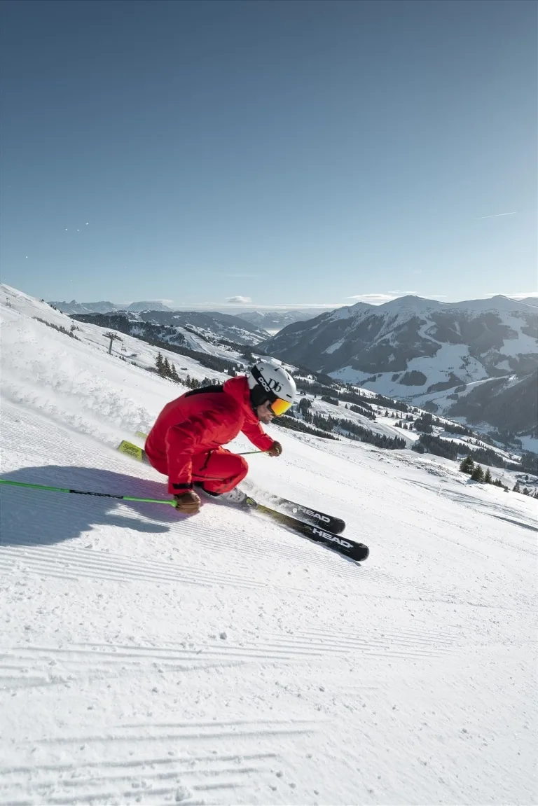 Skicircus Saalbach Hinterglemm Leogang Fieberbrunn (1) Skifahrer mit rotem Skianzug