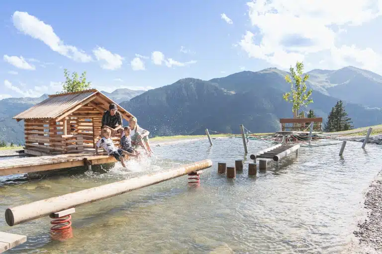 Montelino's Wasserspielplatz, © saalbach.com Kinder plantschen fröhlich in Montelino's Wasserspielplatz