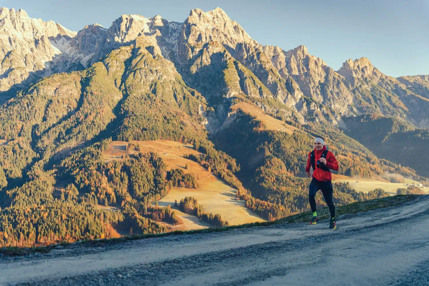 10864 Bergpanorama mit Trailrunner