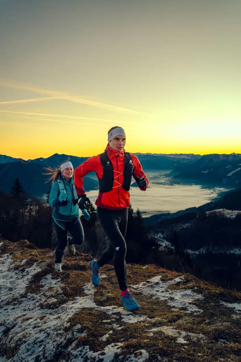 10861 2 Personen auf Berg beim Trailrunning