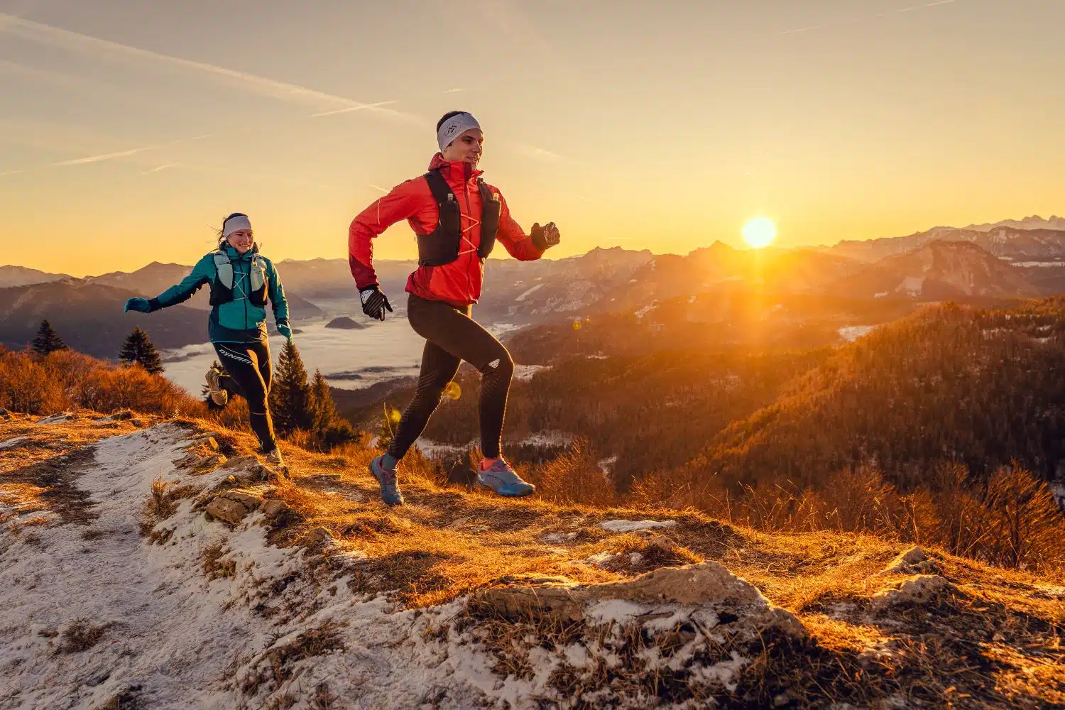 10867 Herr und Dame auf Berg beim Trailrunning
