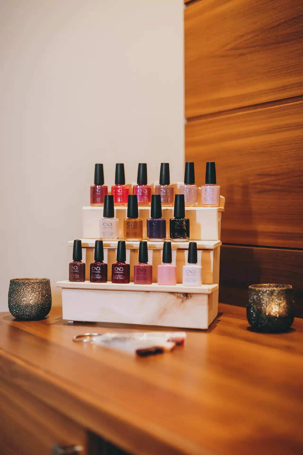 10906 Gestell mit Nagellacken