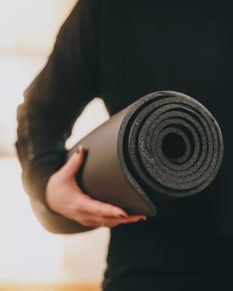 HOTEL HASENAUER aufgerollte schwarze Yogamatte