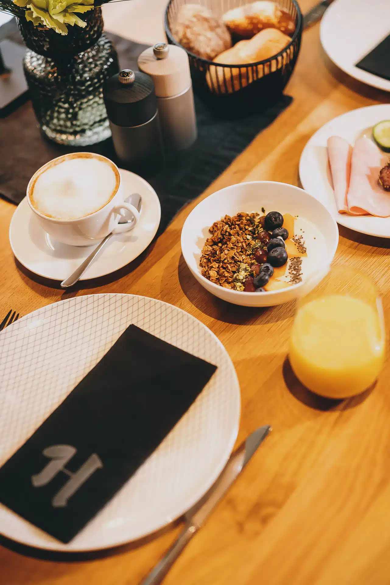 10942 Kaffee, Orangensaft, Müsli