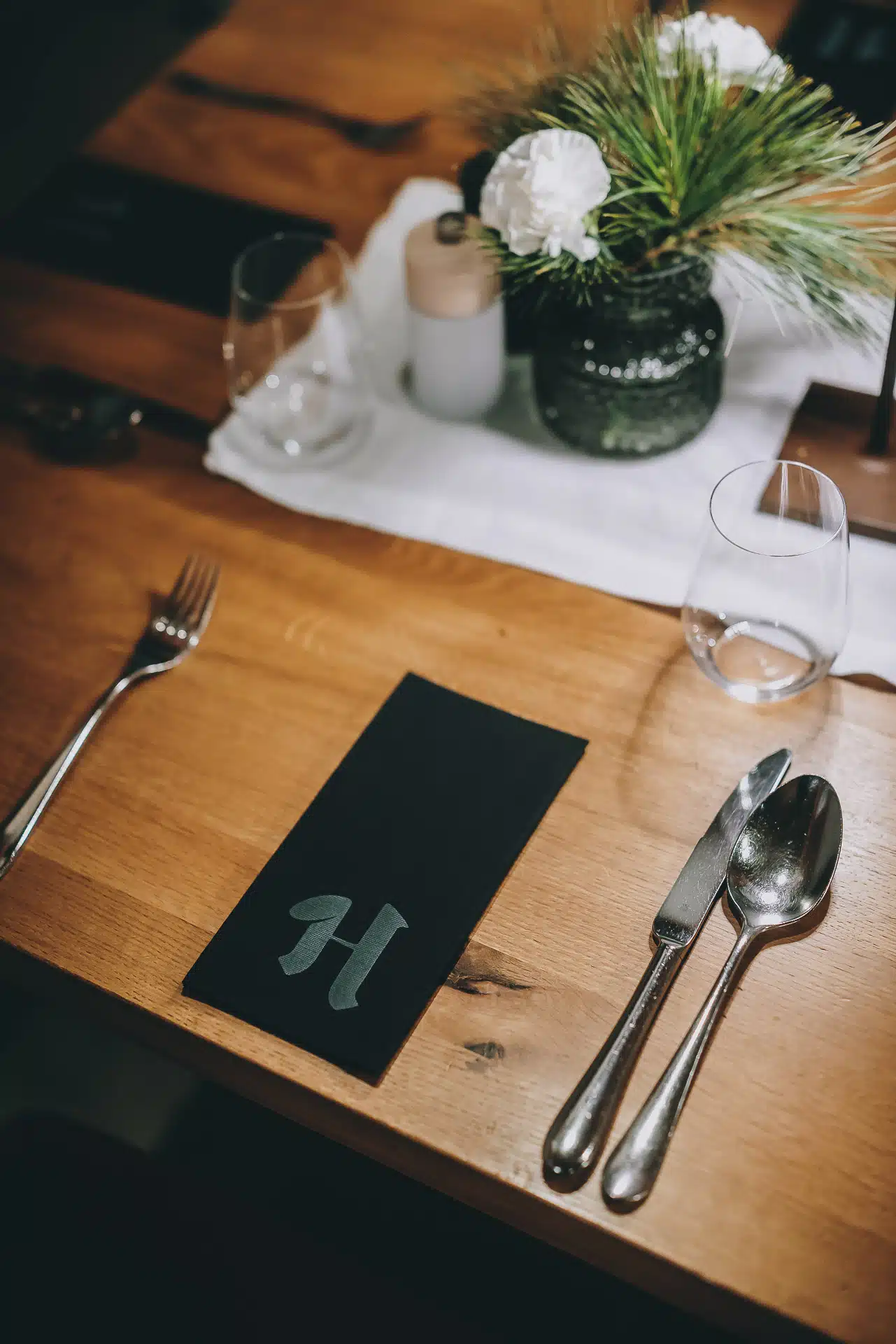 11039 Besteck, Serviette, Glas und Deko auf Tisch