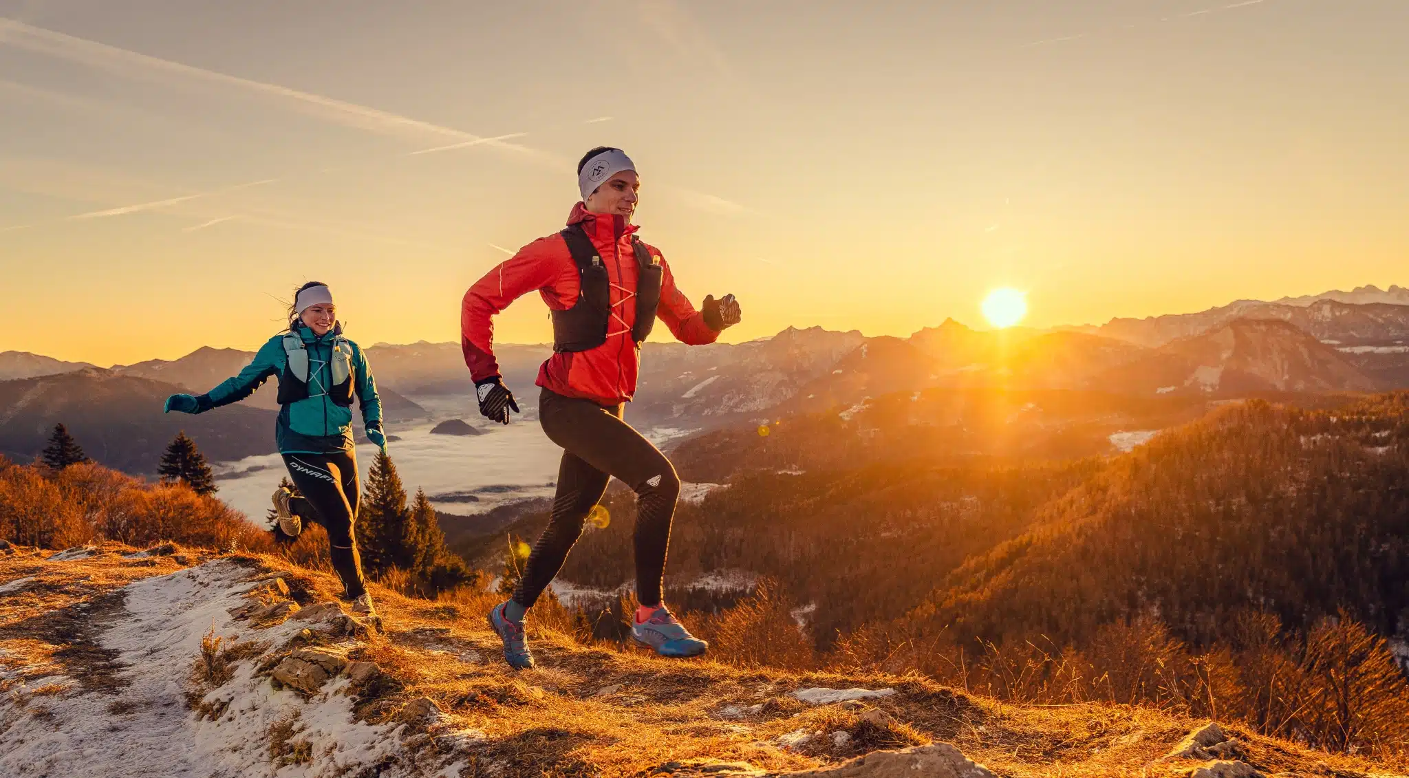 zuschnittDSC09966 2 Personen beim Trailrunning auf Berg mit Sonnenaufgang