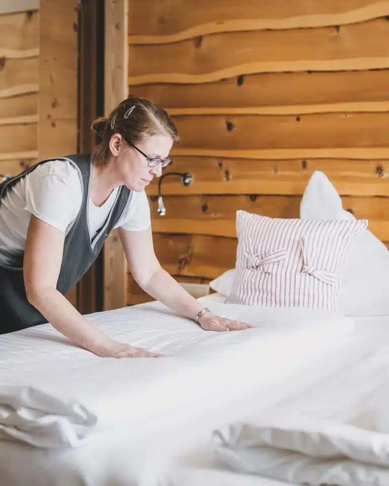 HOTEL HASENAUER Dame macht Hotelbett